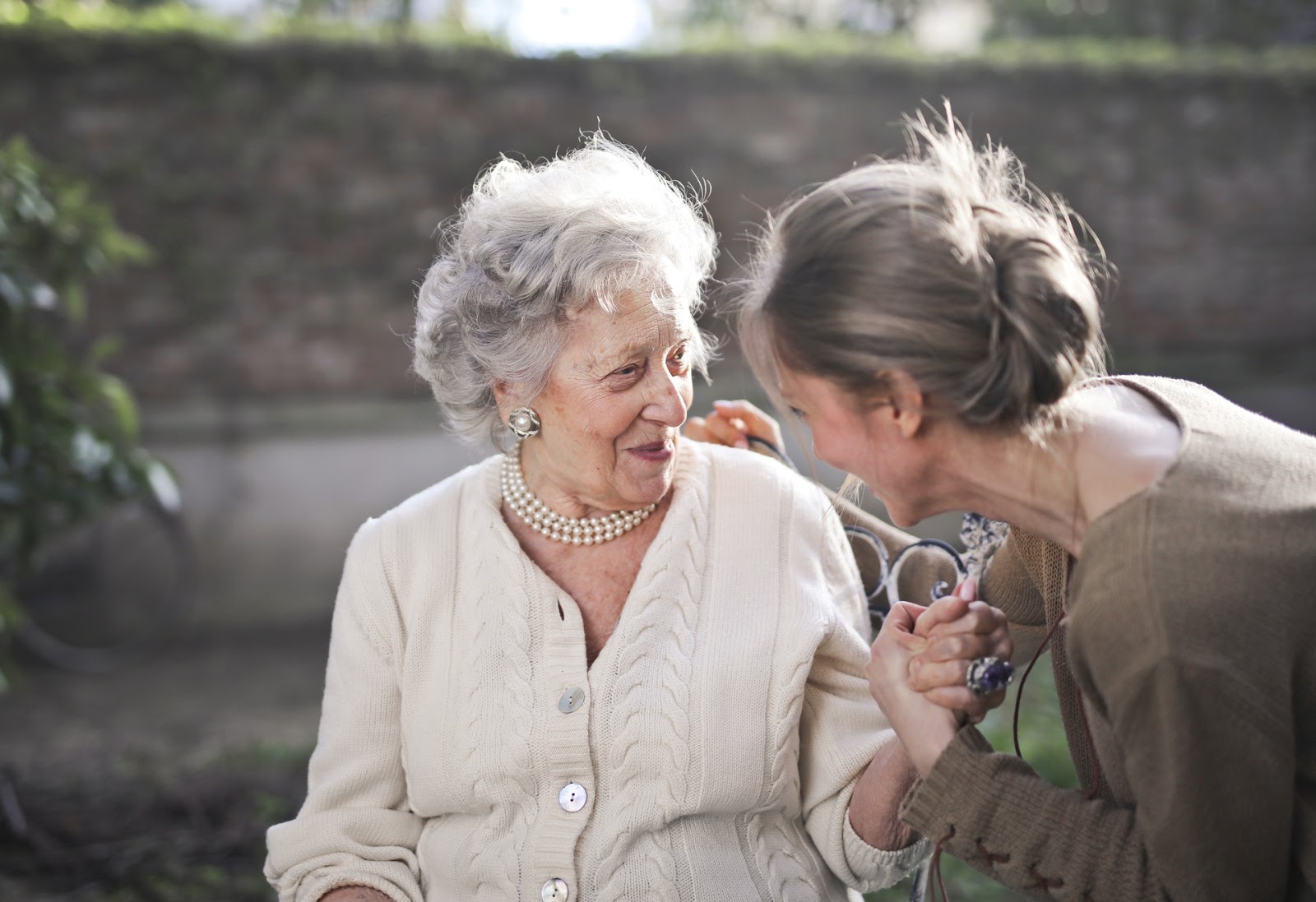 How to Convince Your Aging Parents to Live in a Senior Care Facility