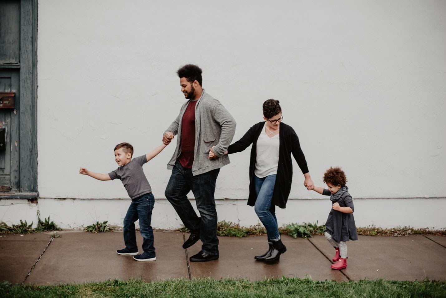 7 Fun Things to Do Outside With Kids