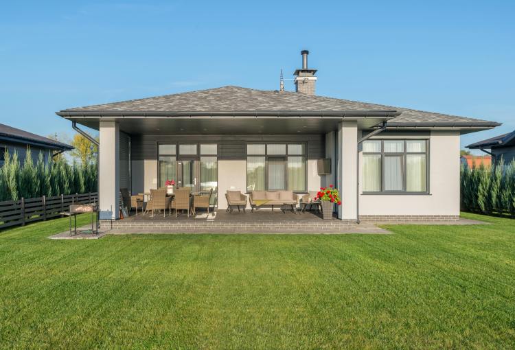 6 Benefits of Hiring Landscaping Professionals for Your Home Exterior